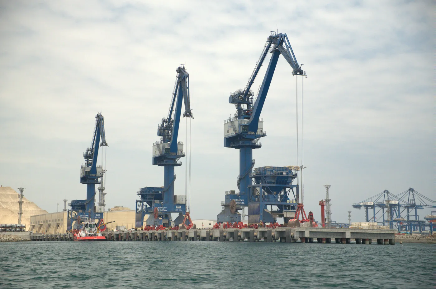 Grúas junto al mar en el puerto