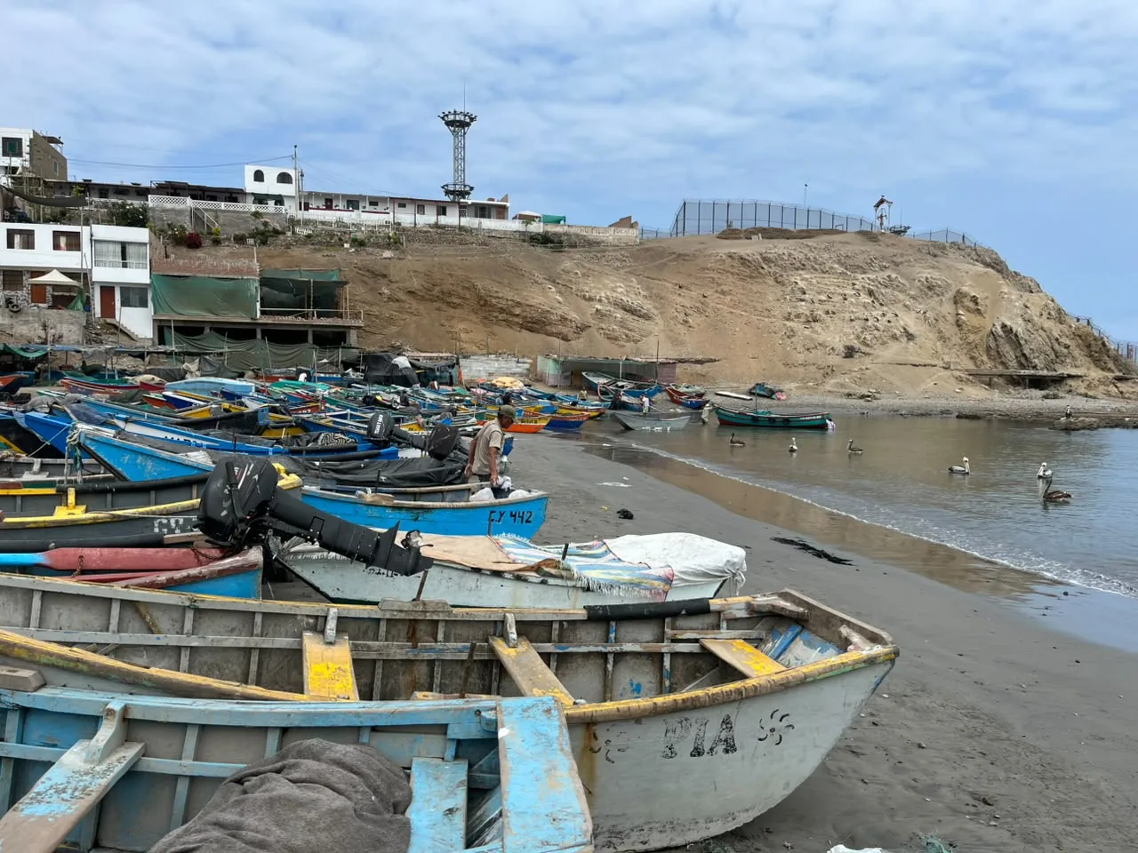 Embarcaciones artesanales sobre la playa