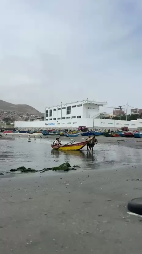 Embarcaciones junto al muelle de Chancay