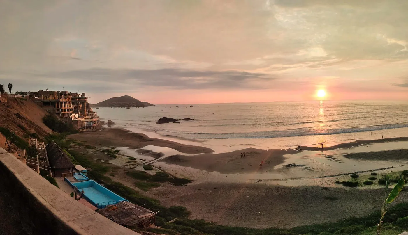 Costa y embarcaciones al atardecer en el archivo de la web anterior