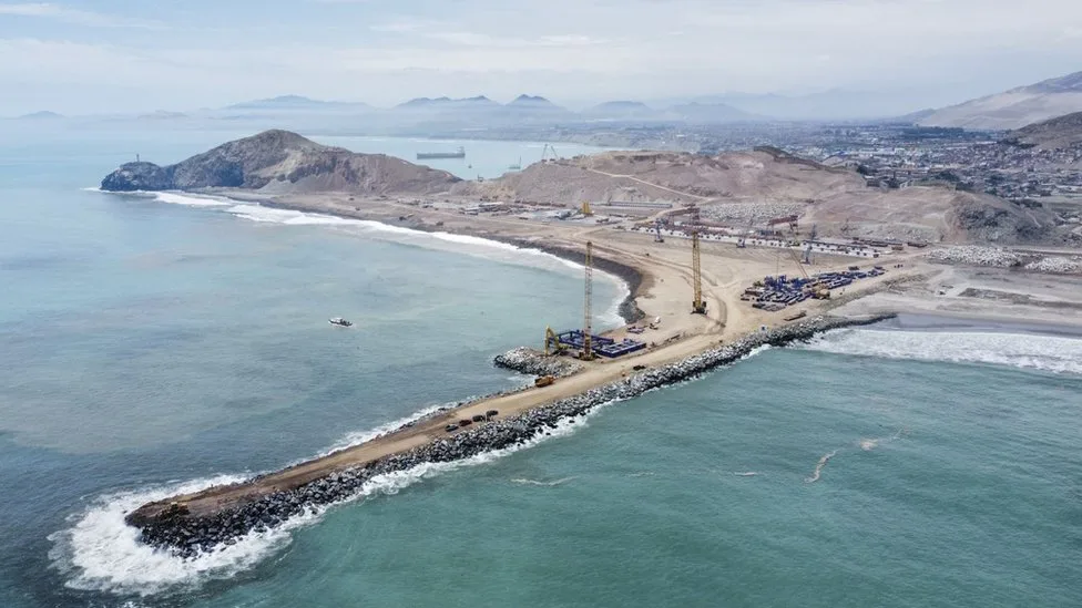 Vista aérea de la costa y del muelle en el archivo de la web anterior