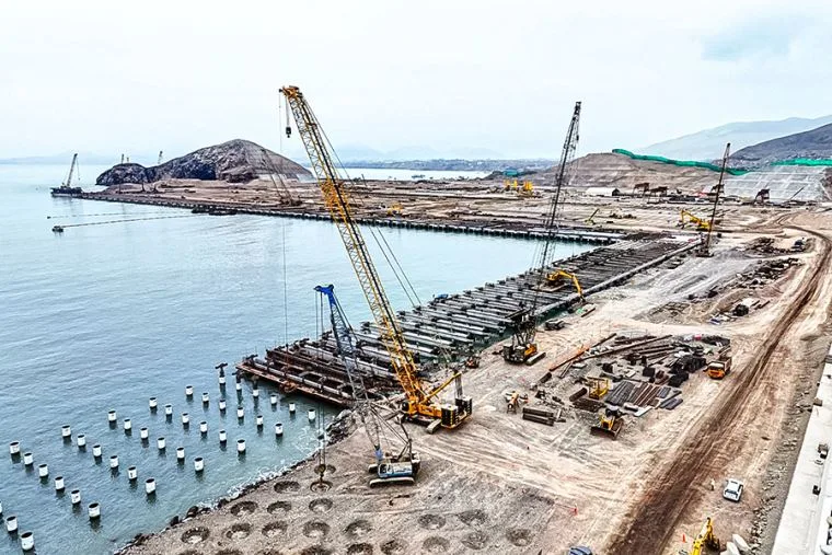 Vista de las instalaciones portuarias en construcción