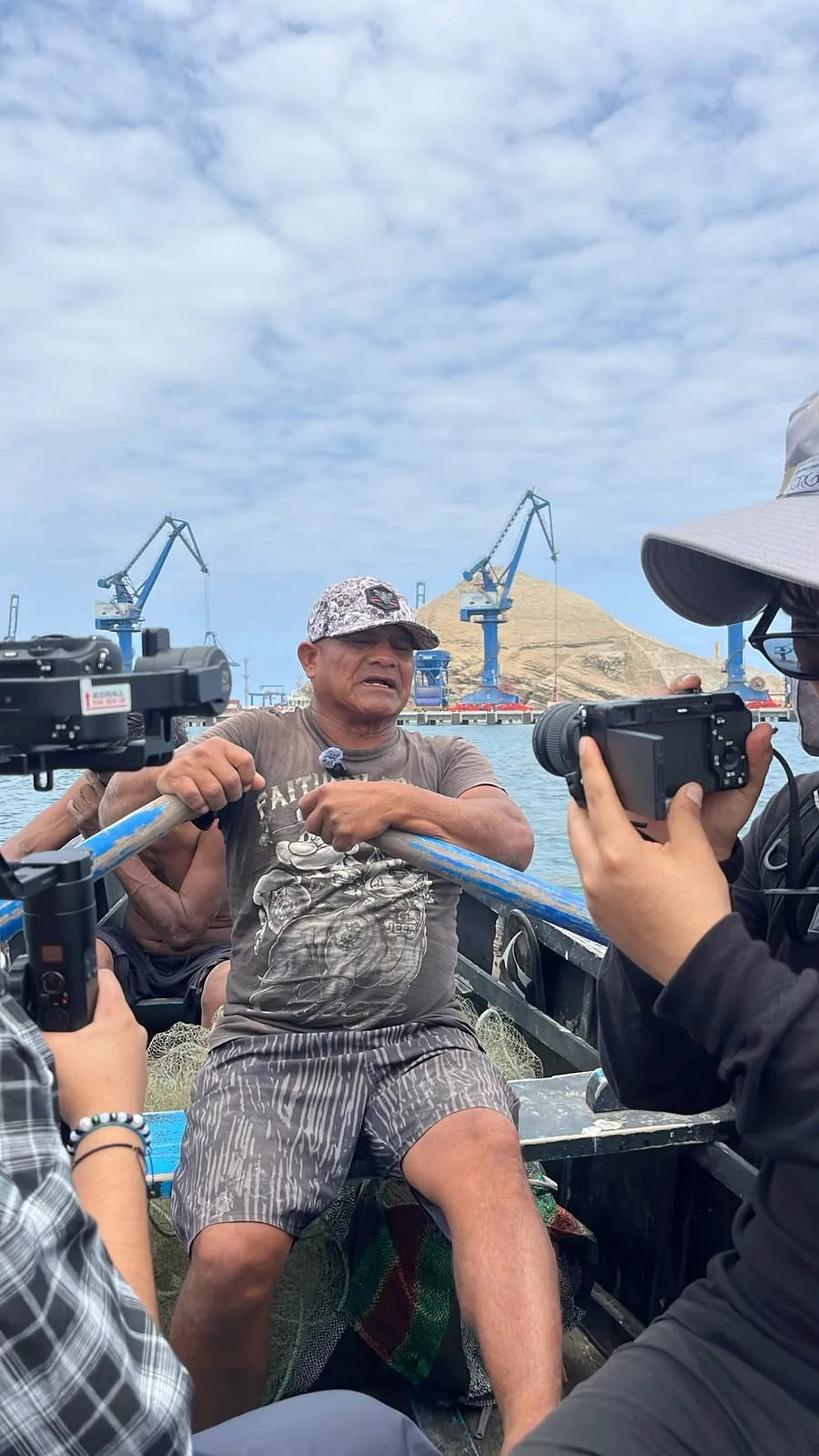 Participante del rodaje a bordo de una embarcación