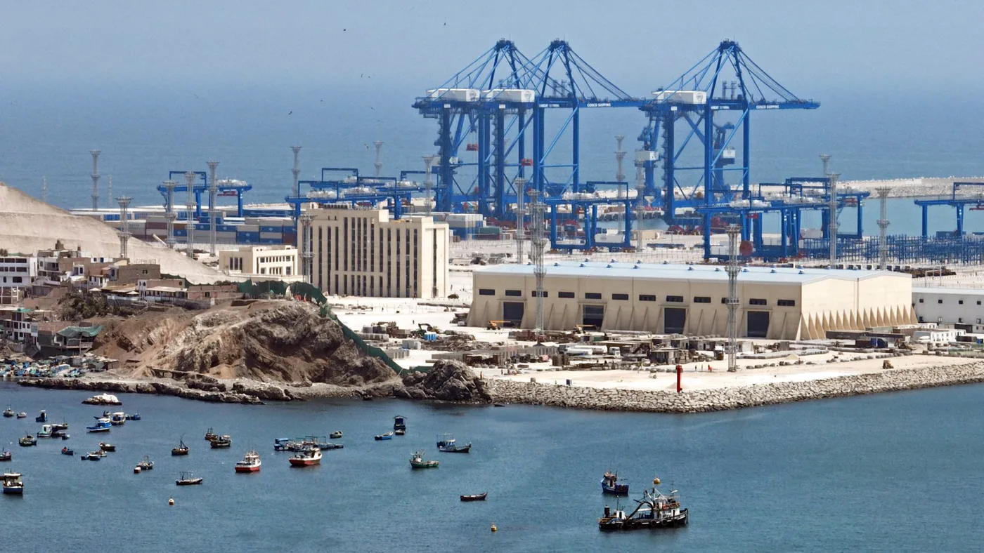 Grúas e infraestructura del puerto de Chancay